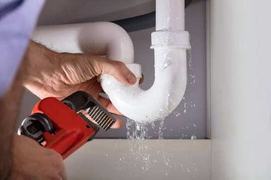 When a Pipe Bursts at 2 AM: Why Fast Plumbing Help Matters